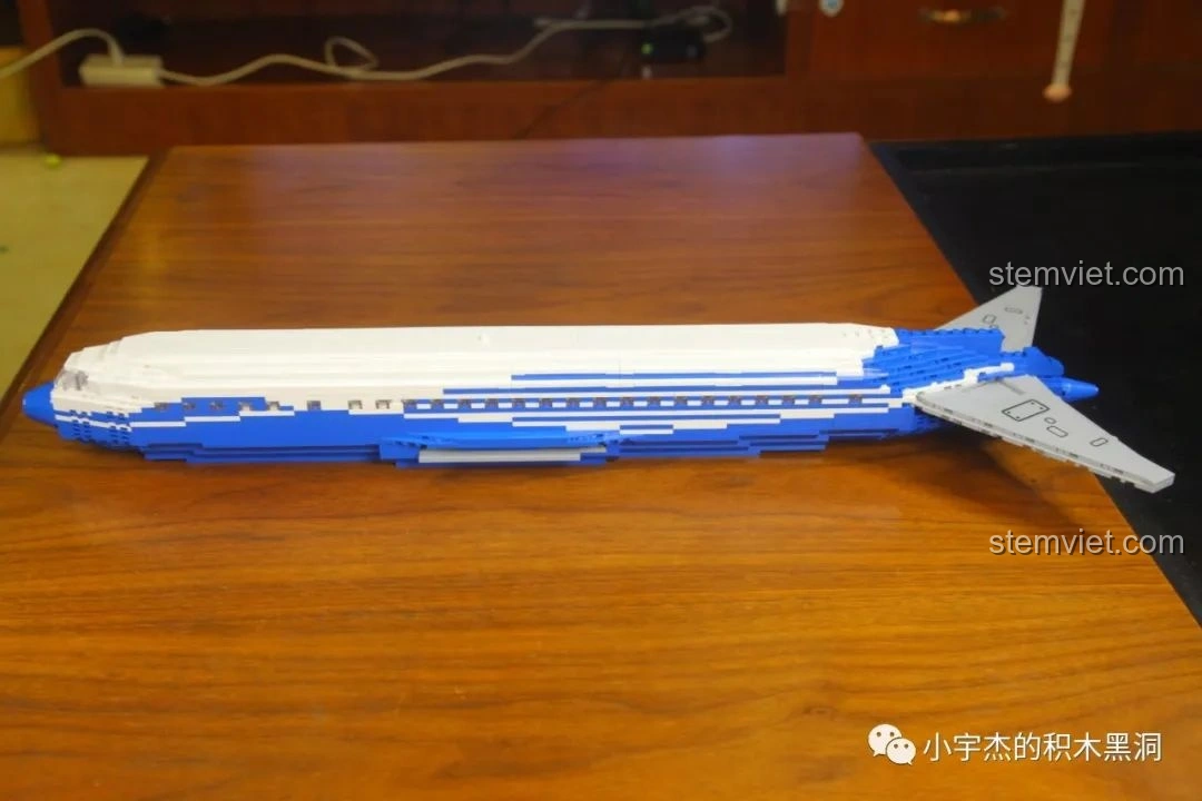 Các mảnh ghép từ túi số 5 của bộ lắp ráp TEC Creators 80009 được đổ ra, nhiều chi tiết phức tạp.