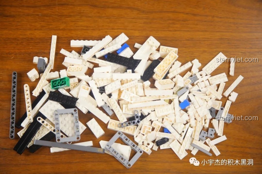 Các mảnh ghép màu trắng từ túi số 5 của bộ đồ chơi xây dựng Xe Đầu Kéo Điều Khiển Từ Xa 007, cho thấy chất lượng đồng đều.