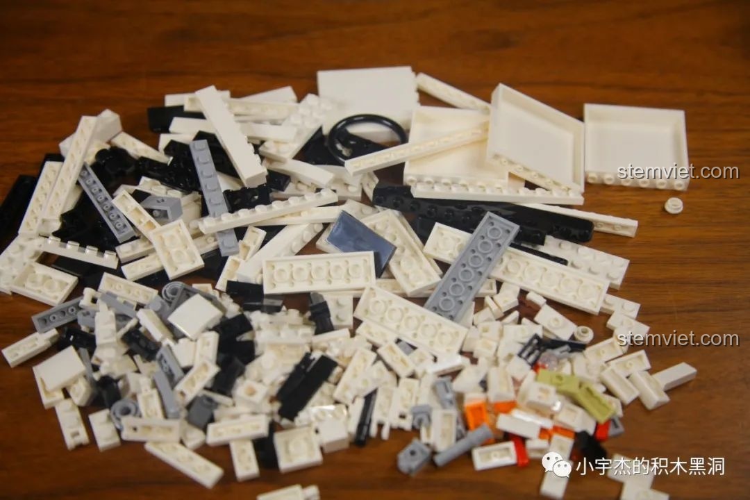 Các mảnh ghép từ túi số 6 của bộ đồ chơi lắp ráp Xe Tải Mercedes-Benz Actros 007, sẵn sàng để lắp ráp phần mặt trước xe.