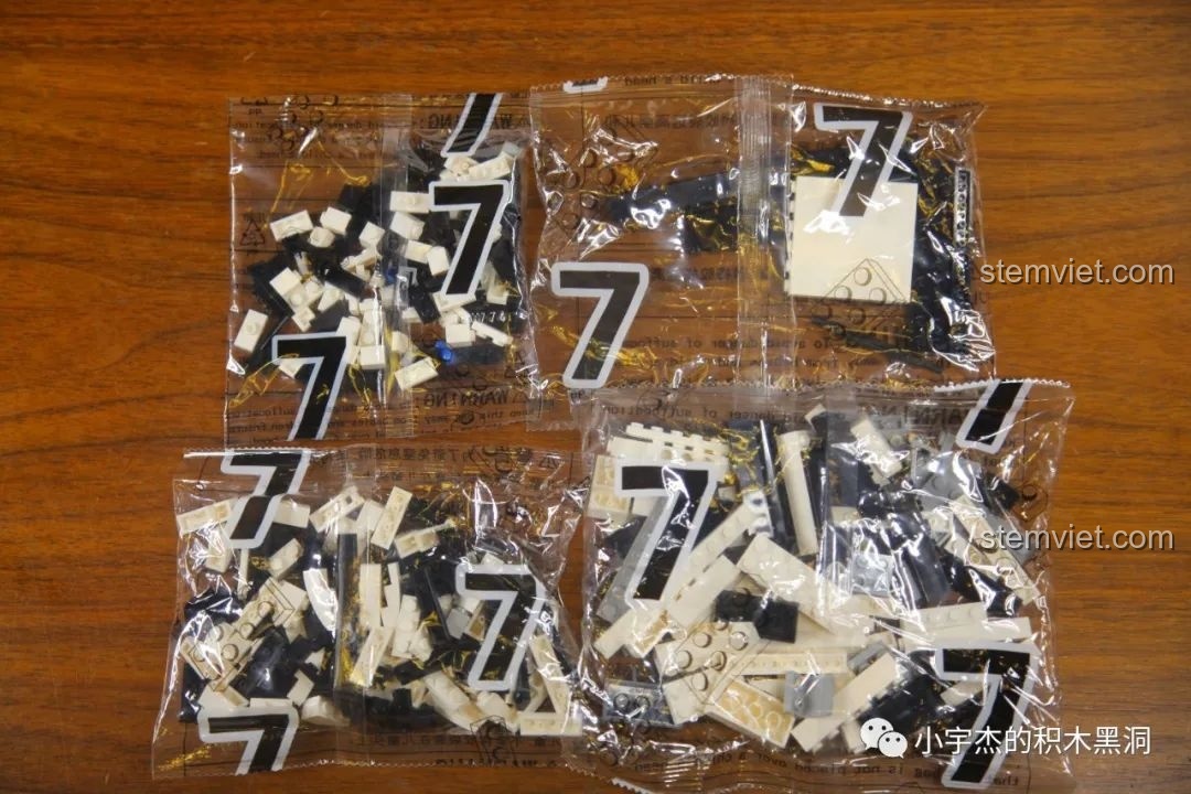 Các mảnh ghép từ túi số 7 của bộ đồ chơi lắp ghép YCQC007, sẵn sàng để lắp ráp cửa xe và các chi tiết nhỏ.