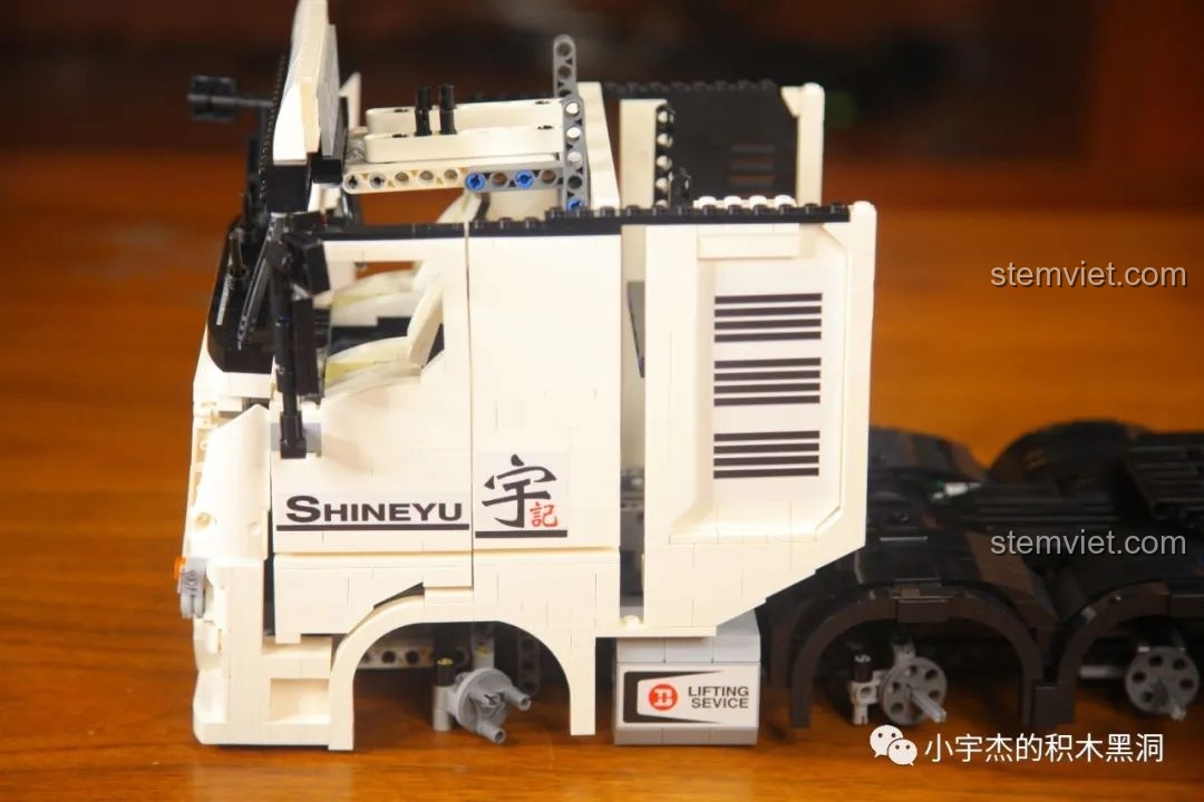 Các mảnh ghép từ túi số 8 của bộ đồ chơi xây dựng YCQC007, sẵn sàng để lắp ráp phần nóc xe.