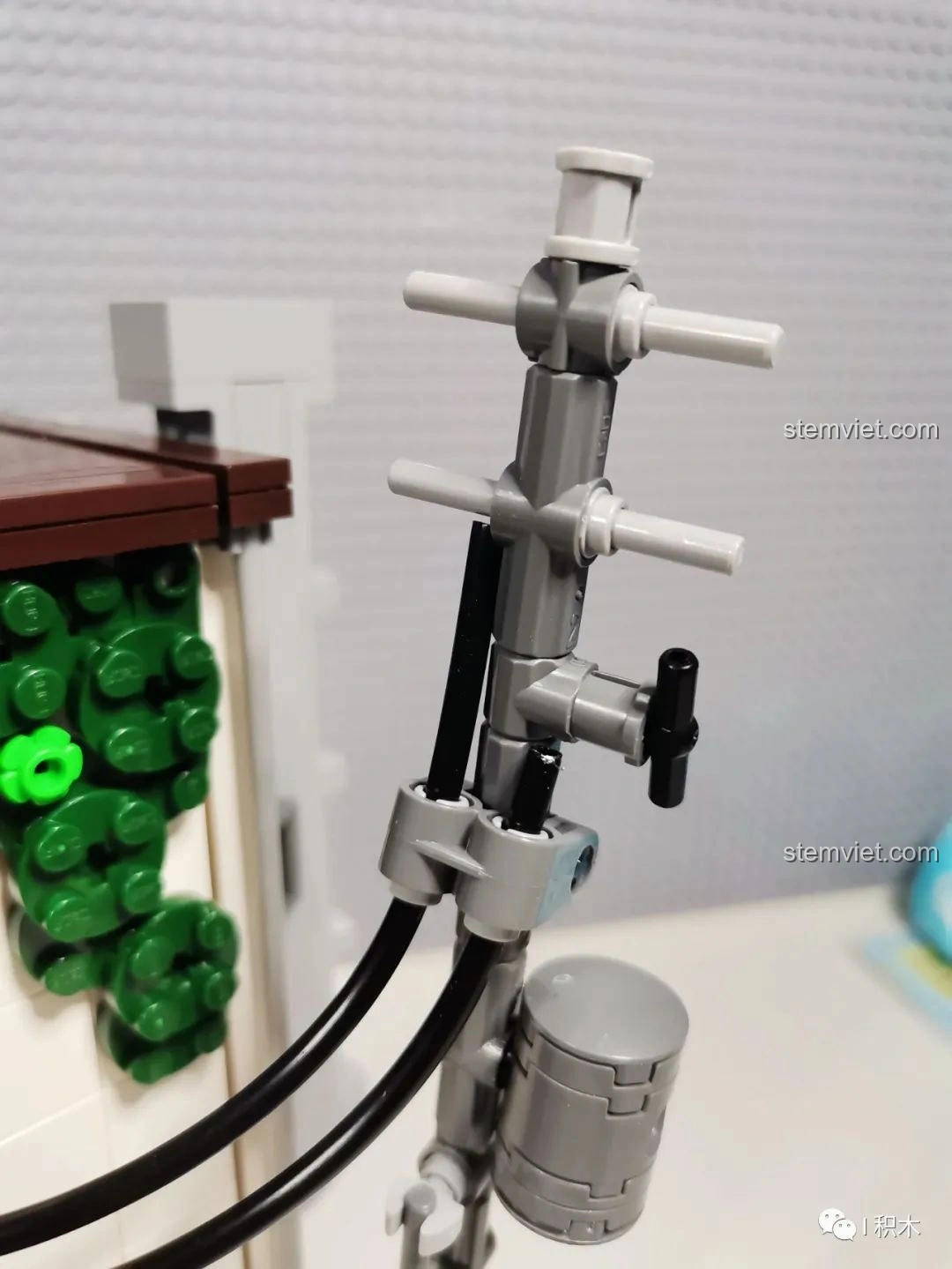 Mảnh ghép màu vàng 2x8 không rõ mục đích trong mô hình CaDA C66006