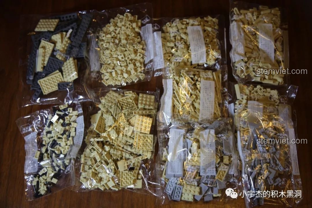 Các túi mảnh ghép của bộ WANGE 5225 Đấu trường Colosseum La Mã được đóng gói riêng theo hình dạng và màu sắc.