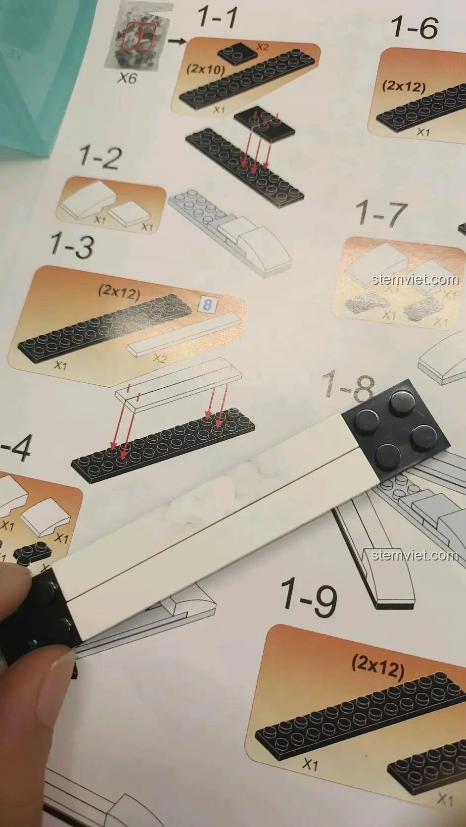 Mảnh ghép màu trắng của WOMA C0407 bị dính vết bẩn, minh họa vấn đề chất lượng.