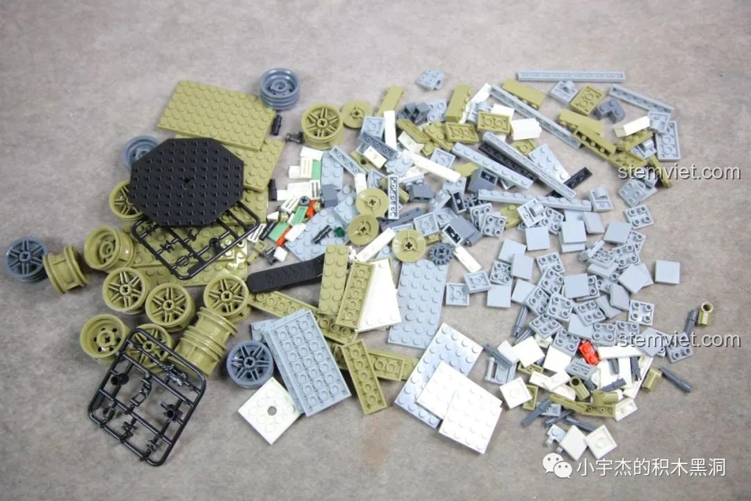 Các mảnh ghép từ túi số 1 của bộ PanlosBrick 632004, màu sắc quân đội đặc trưng.