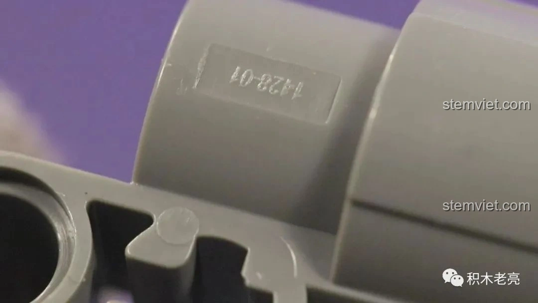 Cận cảnh một chi tiết nhựa màu xám của bộ lắp ráp xe ủi đất YC-22011, cho thấy độ hoàn thiện cao.