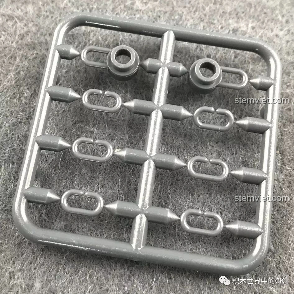 Các mảnh ghép xích cần được lắp ráp thủ công của bộ Chiến Binh Hơi Nước Winner 8040.