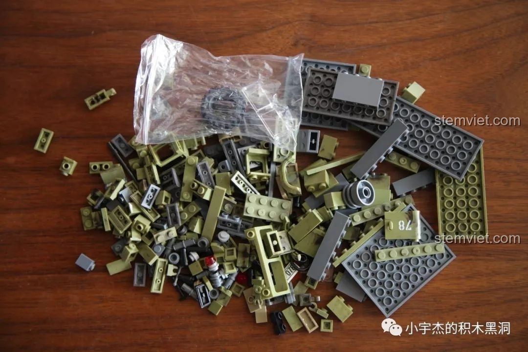 Các mảnh ghép của bộ Xingbao XB-06012 Xe Jeep Ryan sau khi đổ ra khỏi túi, với nhiều màu sắc và hình dạng khác nhau.