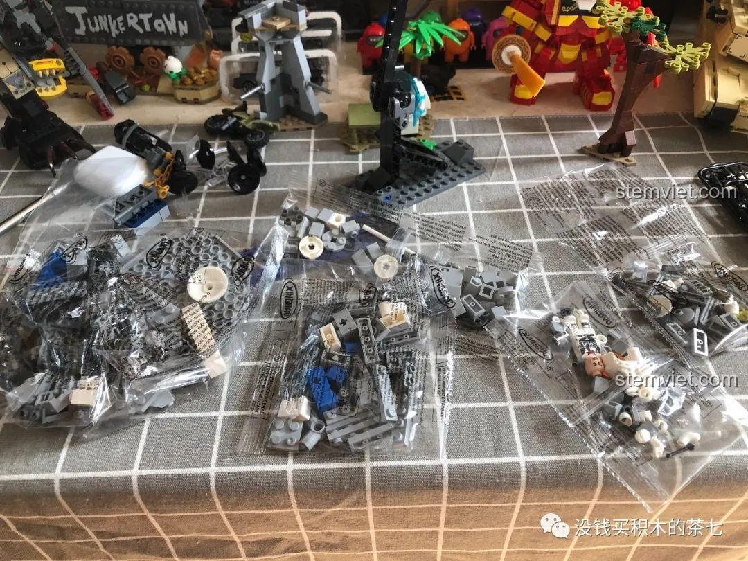 Các túi mảnh ghép của bộ XINGBAO XB-16001 được sắp xếp gọn gàng trên bàn, sẵn sàng để lắp ráp.