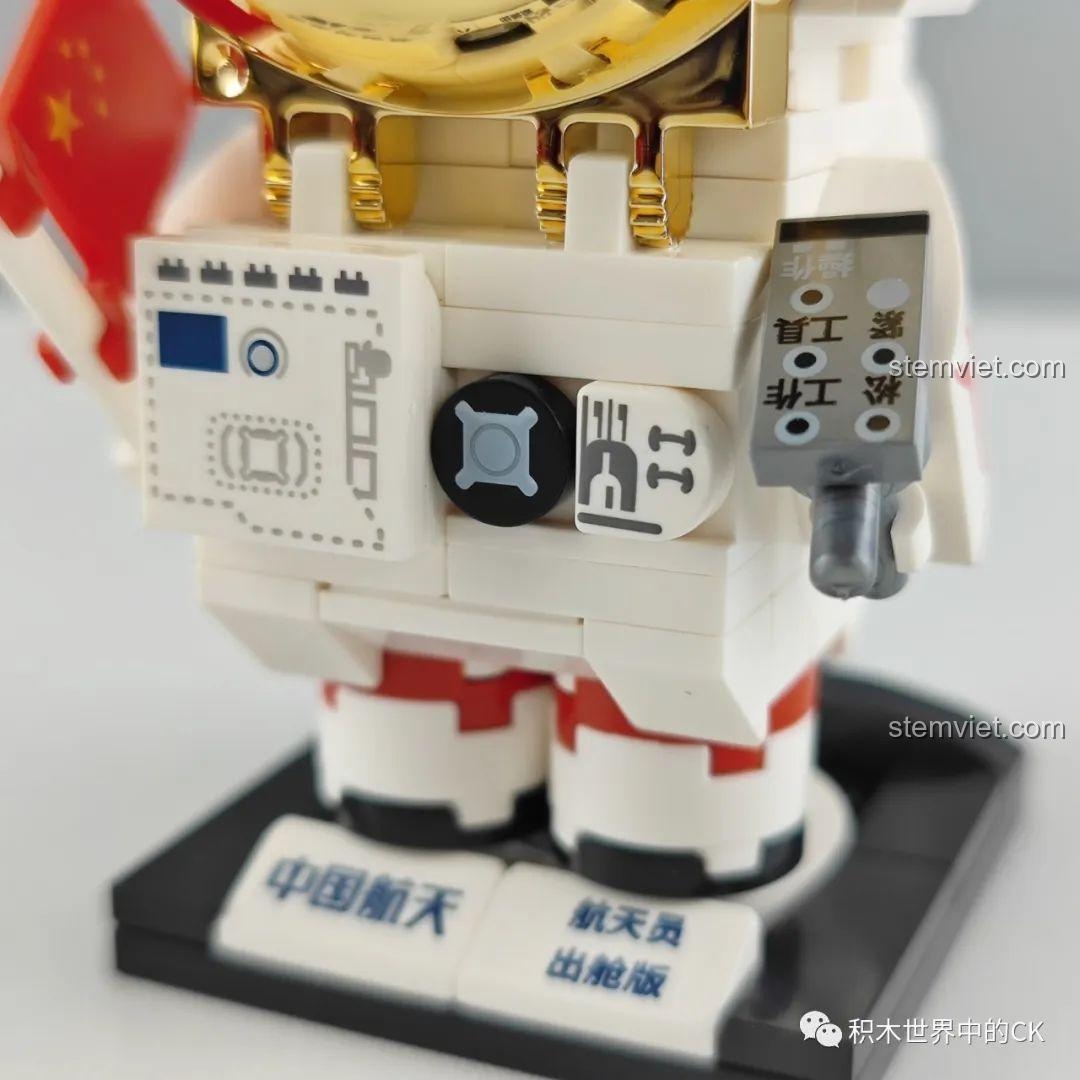 Chi tiết các nút bấm và bảng điều khiển được in sắc nét trên thân mô hình phi hành gia Keeppley K10209.