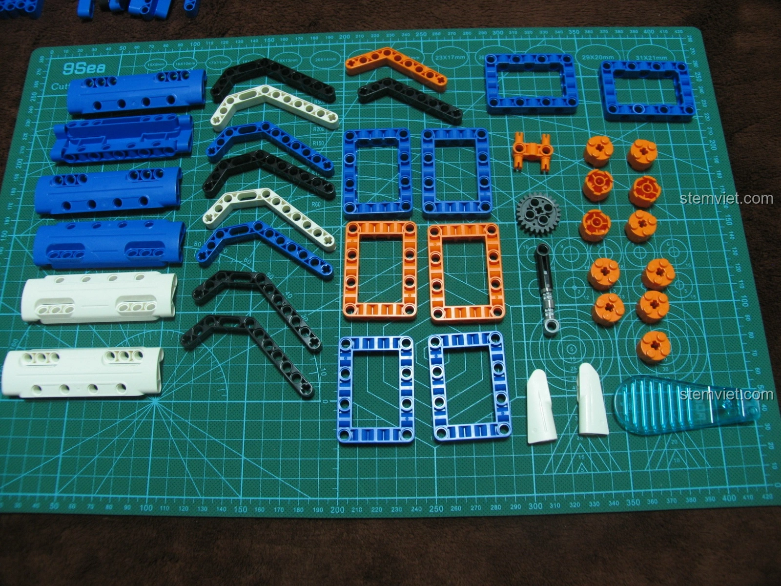 Các mảnh khung và chi tiết đặc biệt của bộ đồ chơi mô hình Súng lắp ráp AK-47 C81001, bao gồm cả giảm xóc và các mảnh cong.