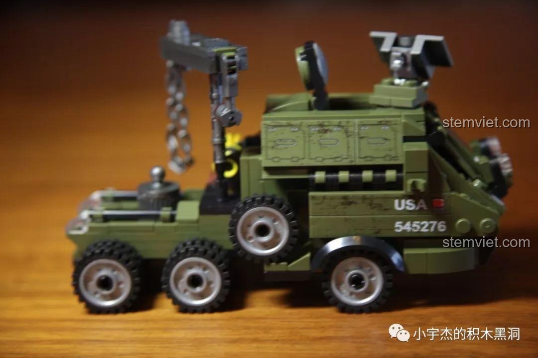 Góc nhìn bên hông của mô hình đầu xe kéo M26, làm nổi bật hệ thống bánh xe và các chi tiết thân xe.