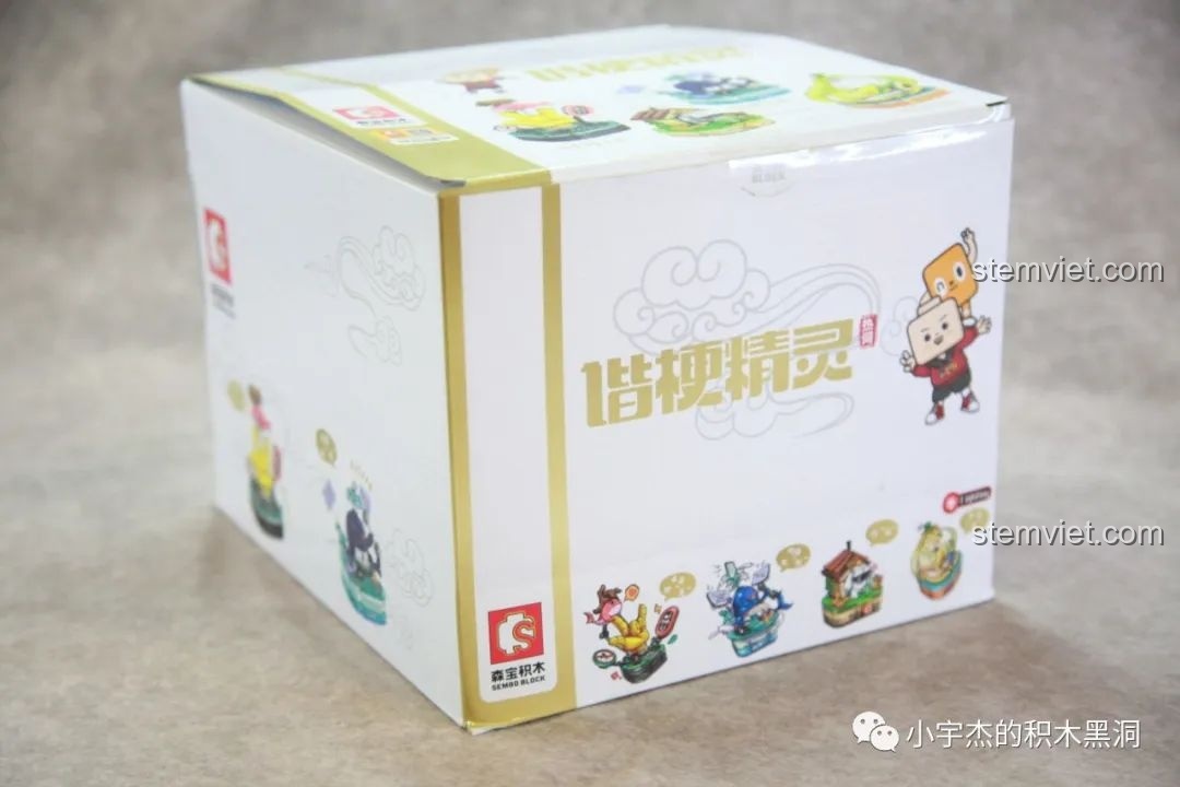 Mặt bên của hộp lớn SEMBO Tinh Linh Chơi Chữ, thiết kế tối giản và sang trọng, phù hợp làm quà tặng.