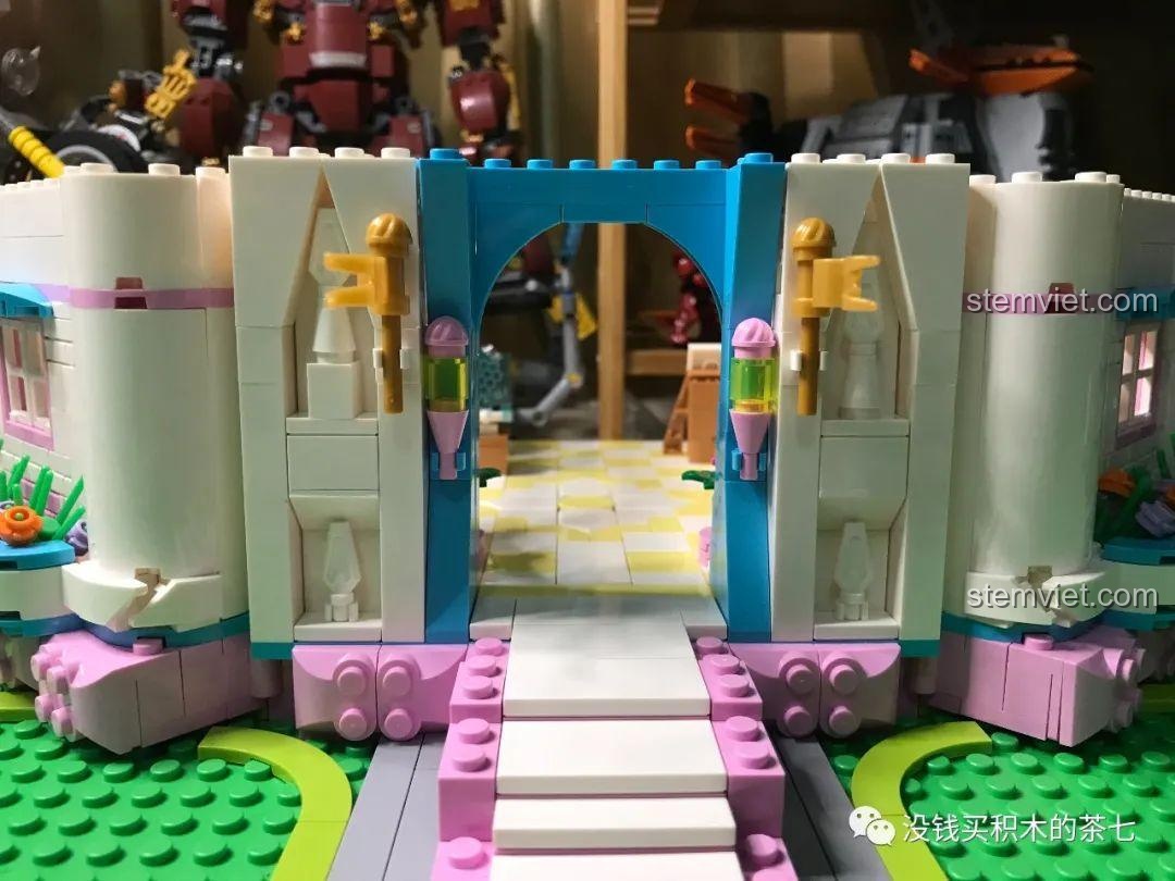 Mặt bên của lâu đài được trang trí với bồn hoa và cửa sổ, tạo nên vẻ đẹp hài hòa.