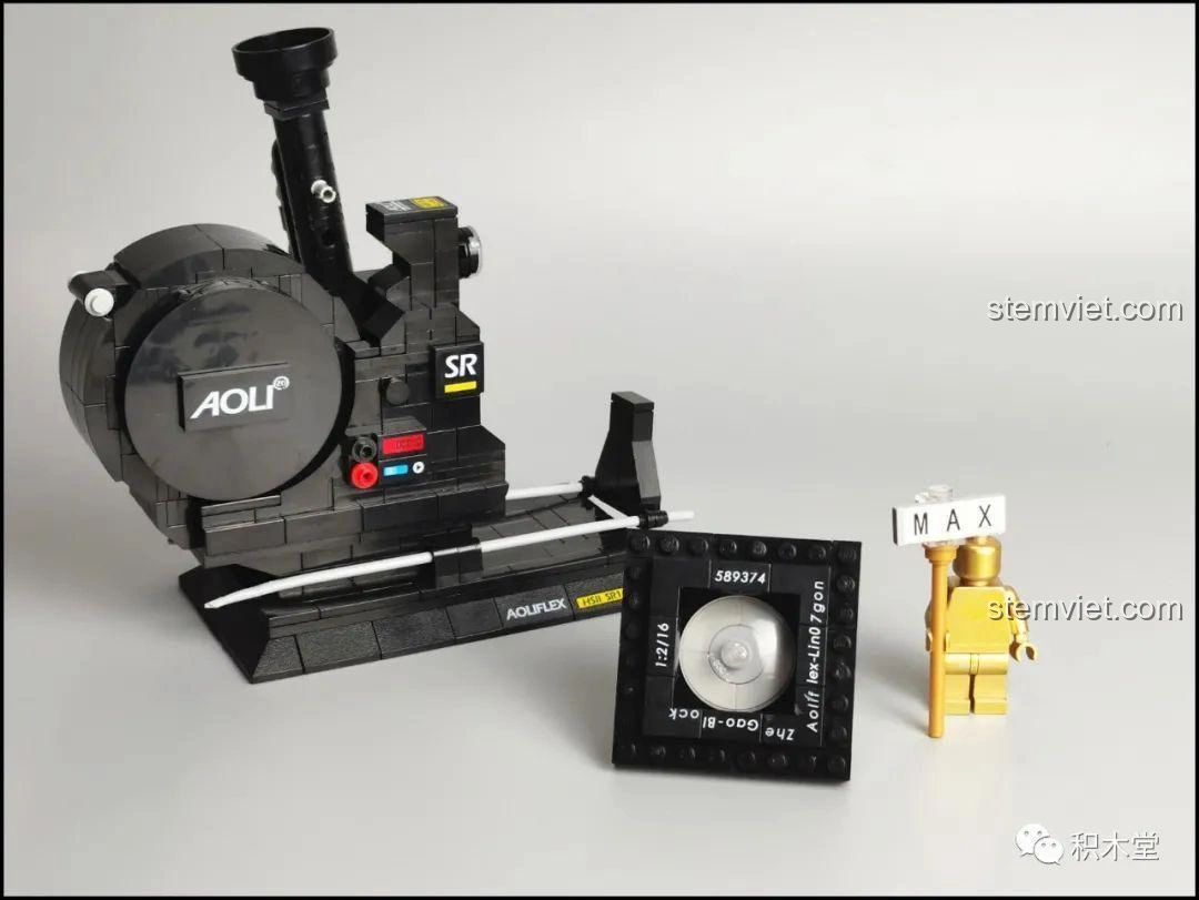 Mặt bên của mô hình máy quay phim vintage Zhegao 00906, hiển thị các nút bấm và chi tiết.