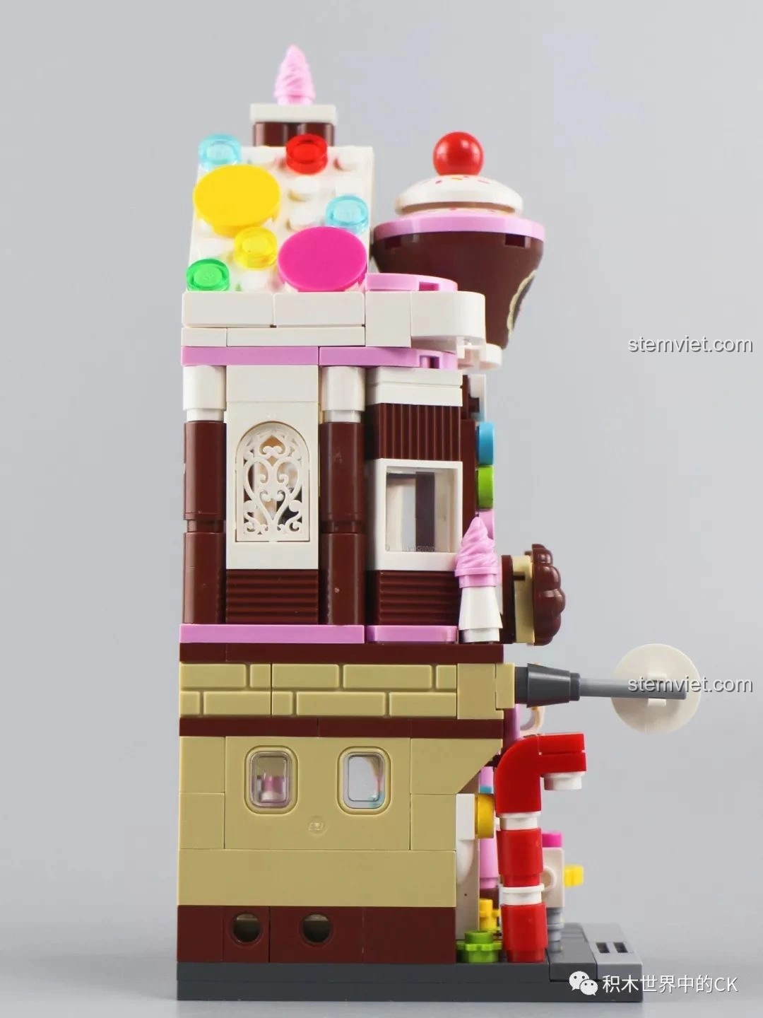 Mặt bên của mô hình Cửa Hàng Bánh Ngọt Góc Phố Keepplay C0101, với các chi tiết cửa sổ và họa tiết trang trí.