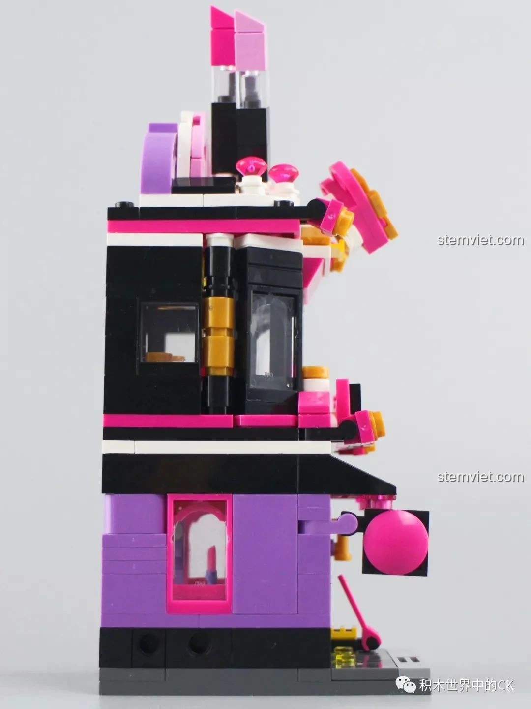 Mặt bên của mô hình Cửa Hàng Mỹ Phẩm Keepplay C0103, với các chi tiết trang trí và cửa sổ.