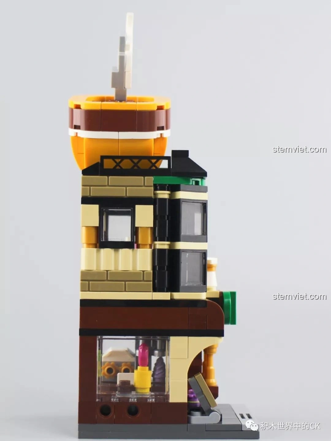 Mặt bên của mô hình Quán Cà Phê Keepplay C0102, với các chi tiết trang trí và cửa sổ.