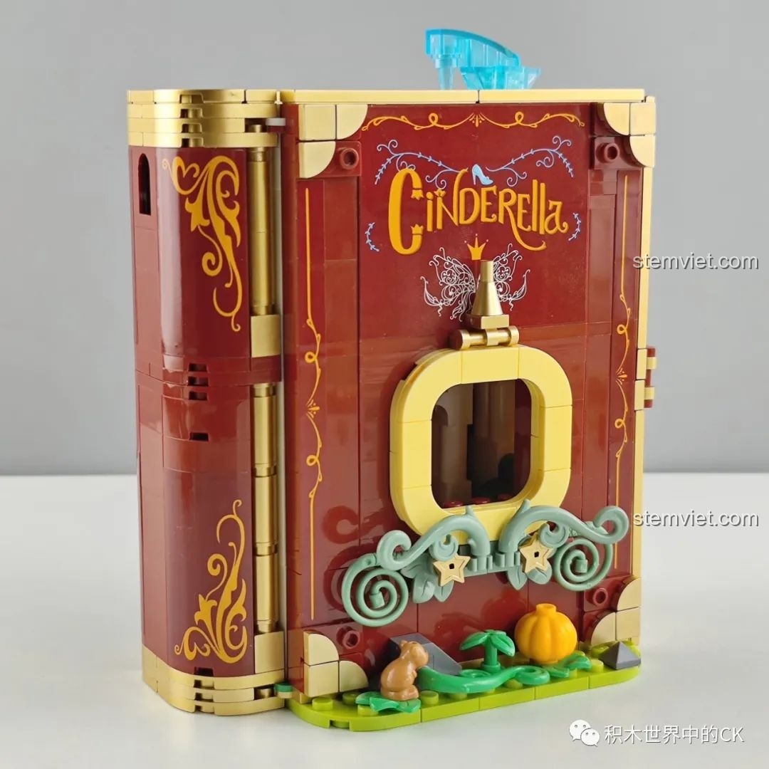 Mặt bên của mô hình sách cổ tích Lọ Lem Wekki 506174, với các chi tiết trang trí vàng đồng và chữ 'Cinderella'.