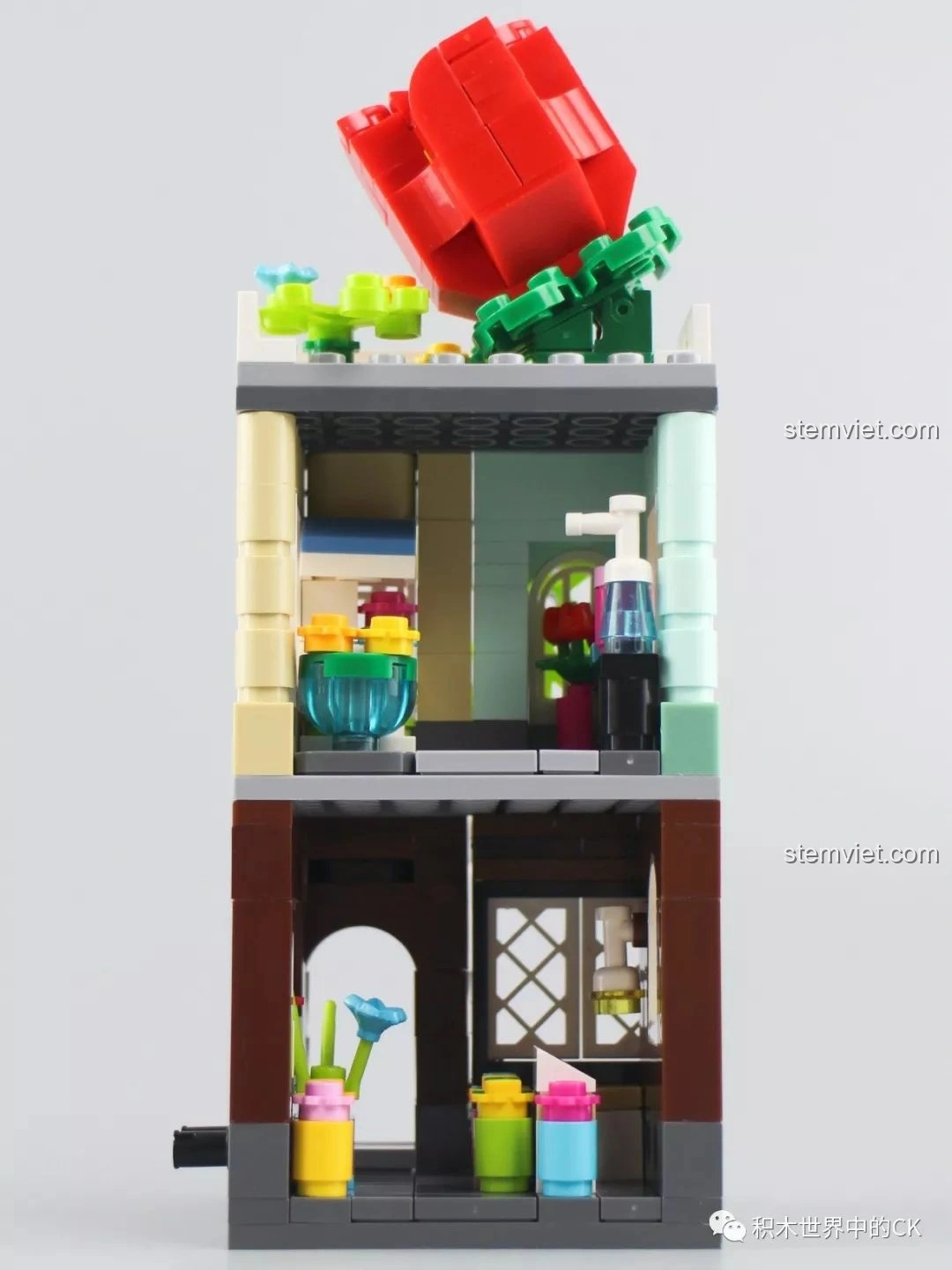 Mặt bên của mô hình Tiệm Hoa Keepplay C0104, với các chi tiết trang trí và cửa sổ.