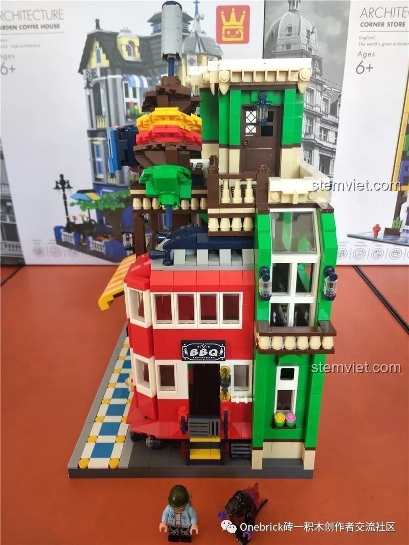 Mặt bên của mô hình Nhà hàng BBQ WANGE 6313, cho thấy kiến trúc cửa sổ và ban công độc đáo.