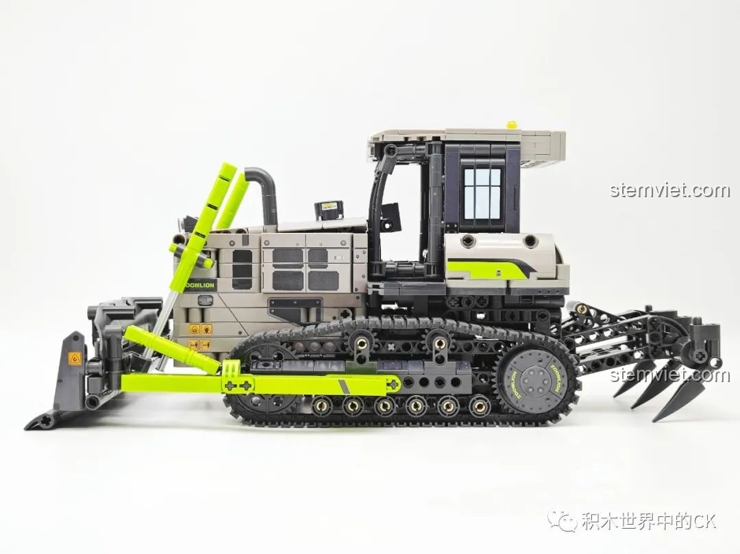 Mặt bên của Mô hình xe ủi ZD320-6 705940 giá bình dân, cho thấy chi tiết hệ thống bánh xích và thân xe.