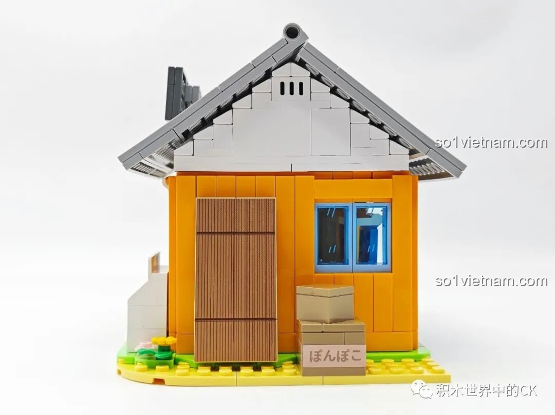 Mặt bên phải của mô hình Tiệm đồ ngọt Maruko, với cửa sổ và các thùng hàng được xếp gọn gàng.