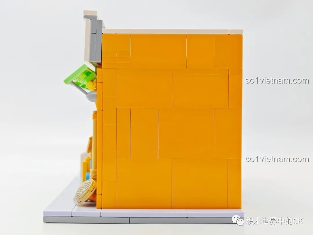 Mặt bên phải của mô hình Tiệm Tạp Hóa Maruko, được xây dựng bằng các mảnh ghép màu vàng trơn tru, chắc chắn.