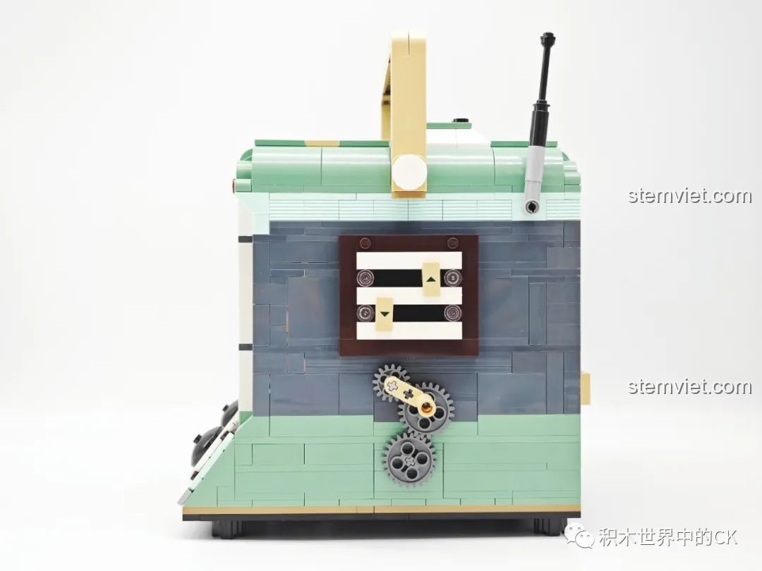 Mặt bên của mô hình Keeppley DZ0157 với tay quay và hệ thống bánh răng để điều khiển sân khấu xoay.