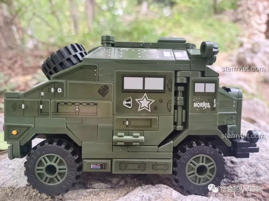 Góc nhìn bên hông của xe Morris C8 QMAN 21023, với bánh xe dự phòng gắn trên nóc.