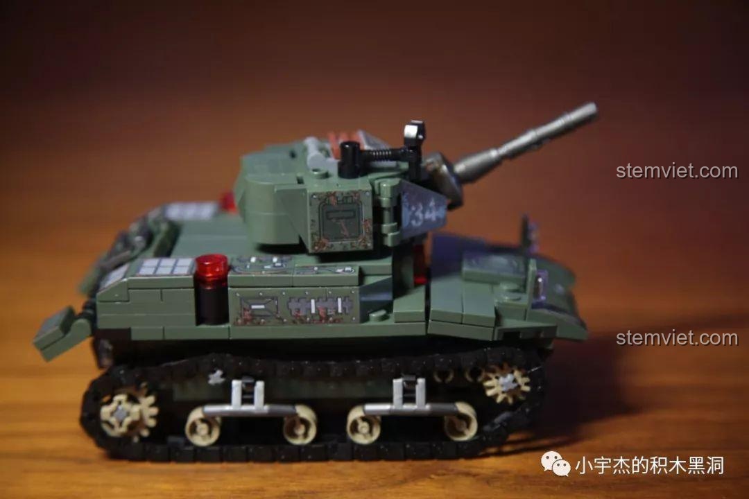 Góc nhìn bên hông của mô hình xe tăng M5 Stuart, cho thấy chi tiết hệ thống bánh xích và thân xe.