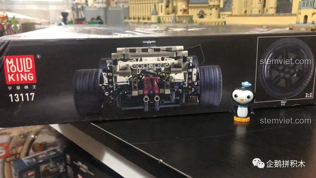 Mặt đáy hộp bộ lắp ráp Mould King 13117 F1 Xe Đua, hiển thị chi tiết bánh xe và mã sản phẩm.