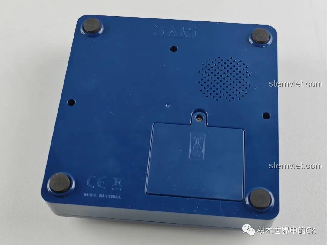 Mặt dưới đế hộp nhạc JAKI JK1366, nơi đặt pin và các chi tiết kỹ thuật, đảm bảo hoạt động ổn định. Đánh giá JAKI 1366 Vòng quay ngựa gỗ phát sáng.