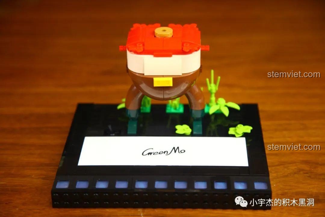 Mặt dưới của đế trưng bày mô hình Teemo K Box 10302, cho thấy cấu trúc lắp ráp chắc chắn.