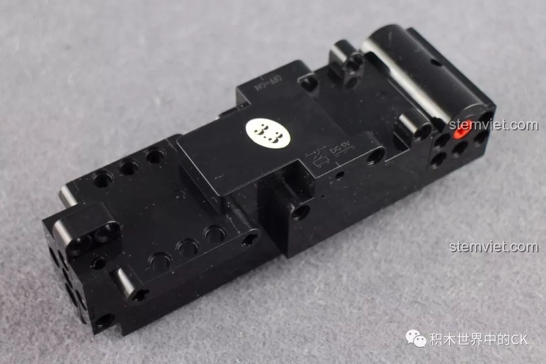Mặt dưới của module động cơ bộ lắp ghép Xe Batmobile 13020, thấy rõ các chi tiết. Nhận xét Mould King 13020.