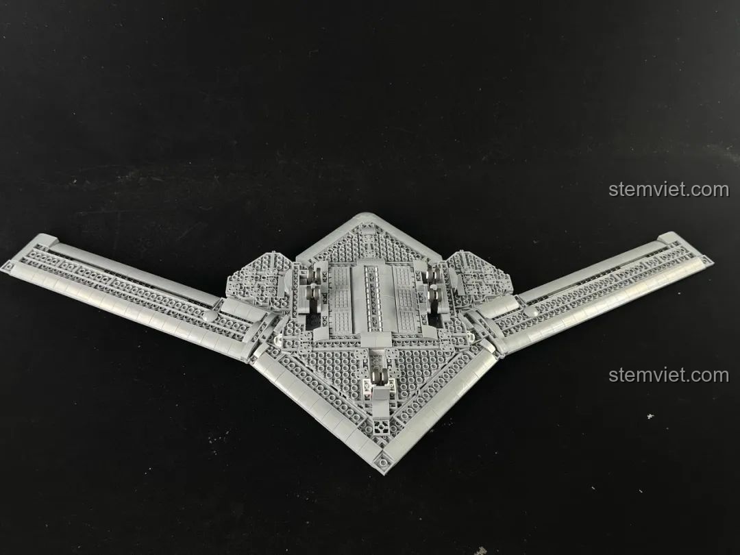 Mặt dưới của mô hình Sát thủ tàng hình H-20 Panlos Brick, cho thấy toàn bộ cấu trúc và hệ thống càng đáp.