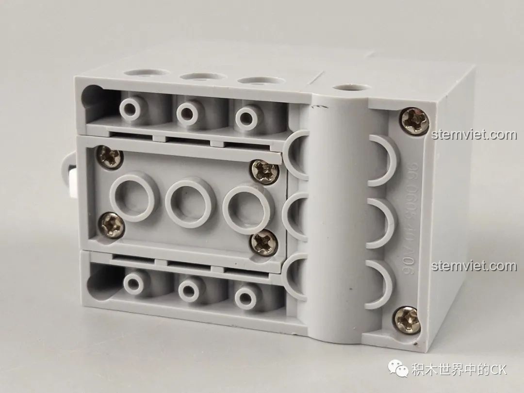 Mặt dưới của khối chi tiết kỹ thuật trong bộ xếp hình Xe Bán Tải Địa 42108.