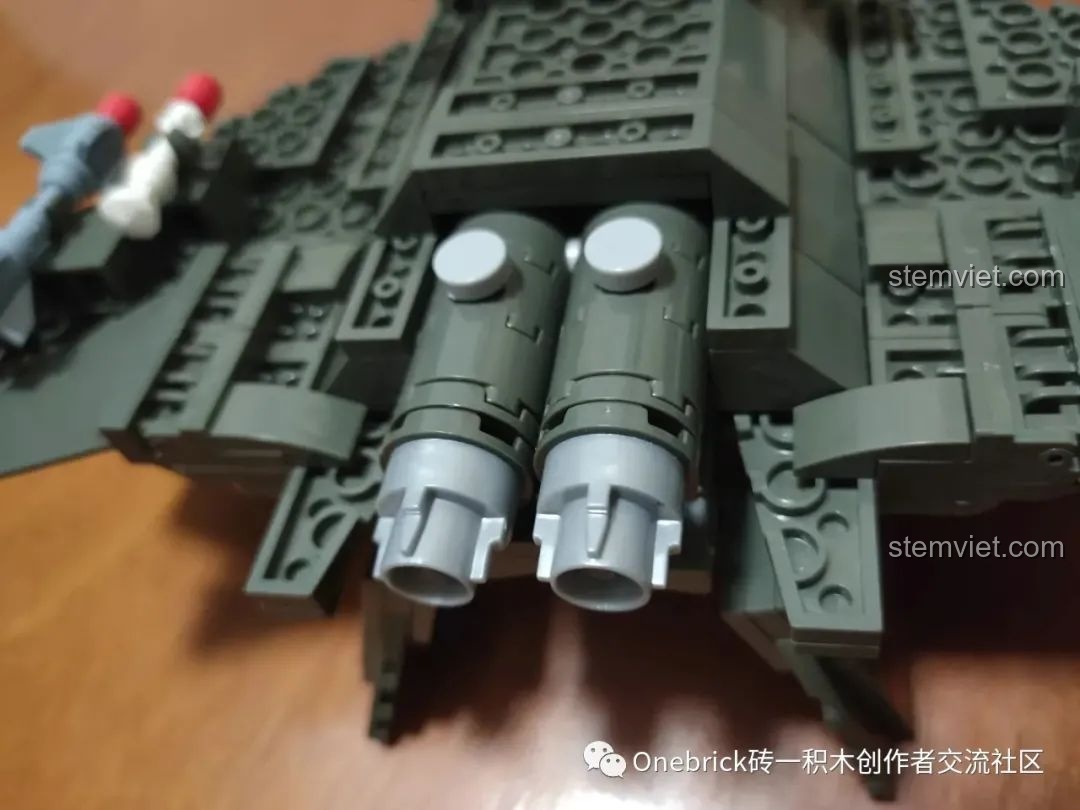 Mặt dưới của mô hình CAYI 2254 J-20 cho thấy độ chi tiết chưa cao và các bánh xe không thể thu vào.