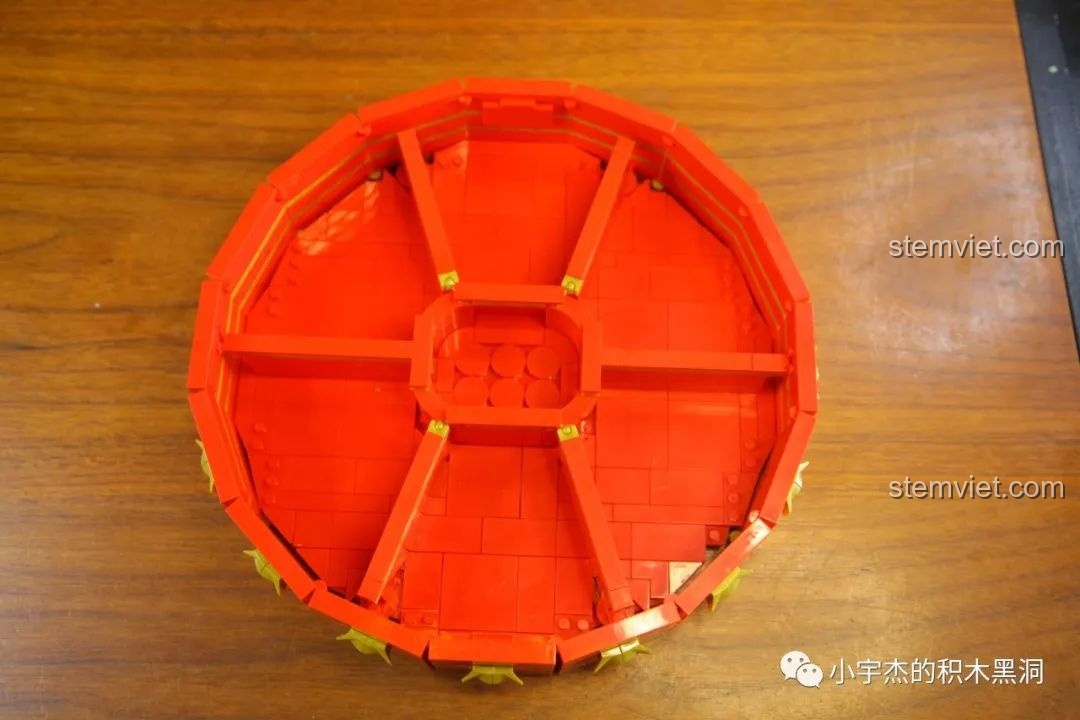 Mặt dưới của phần thân Hộp đựng mứt Tết WOMA C.9122, cho thấy kết cấu chắc chắn và gọn gàng.