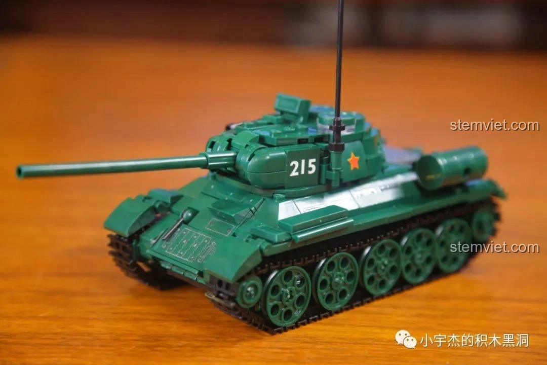 Mặt dưới của mô hình Xe Tăng 215 Sluban M38-B0982, cho thấy cấu trúc chắc chắn và các chi tiết gia cố.