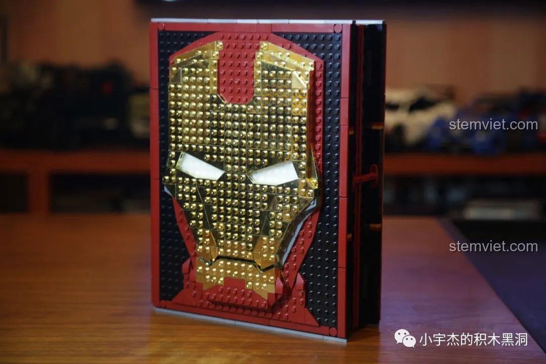 Mặt nạ Iron Man gần hoàn thiện với các chi tiết mạ vàng sáng bóng từ gói nâng cấp.