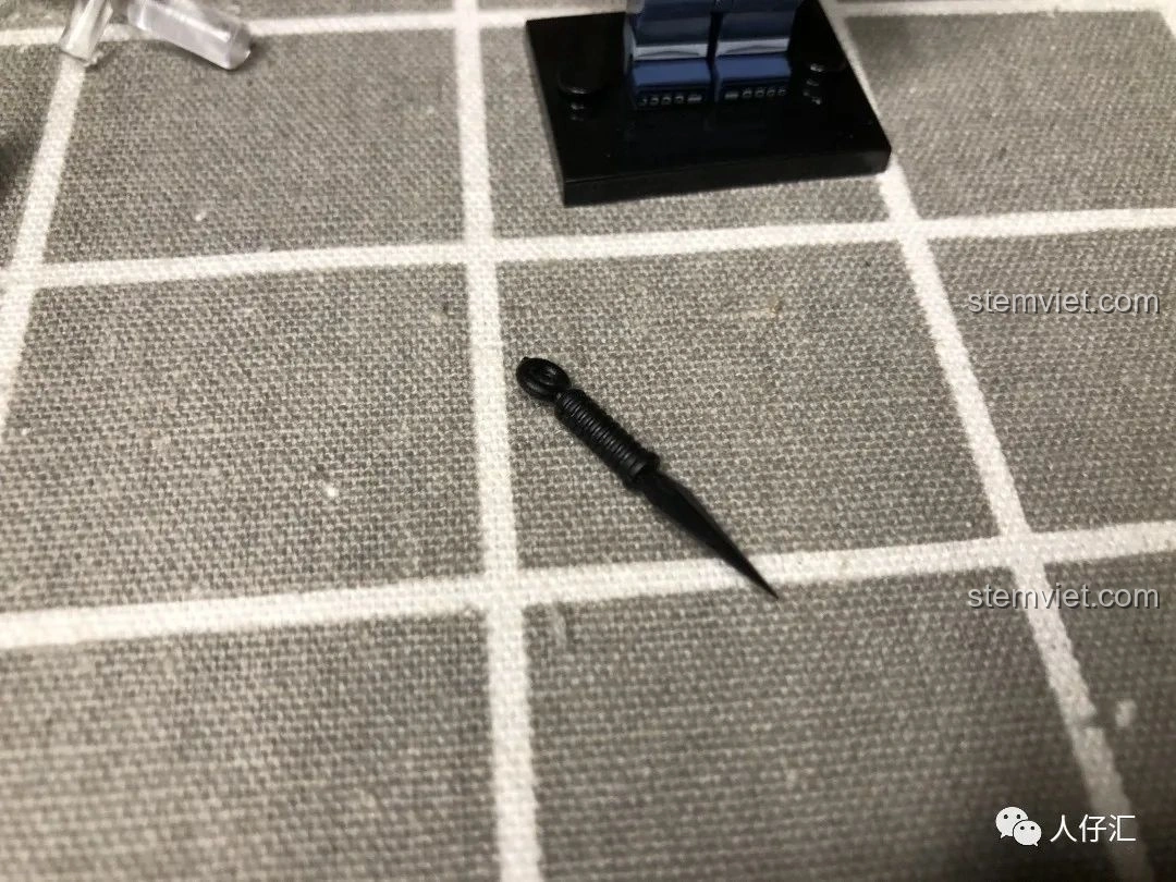 Cận cảnh mặt nạ của Minifigure Tobi WM2094, với chi tiết xoắn ốc và độ lõm.