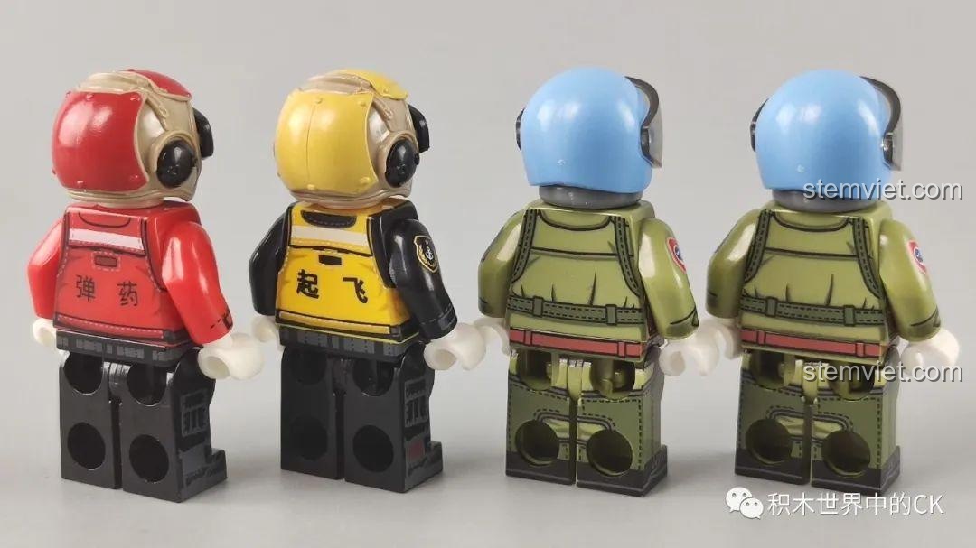 Mặt sau của 4 minifigure trong bộ SEMBO 202055, thể hiện chi tiết in trên lưng và mũ.
