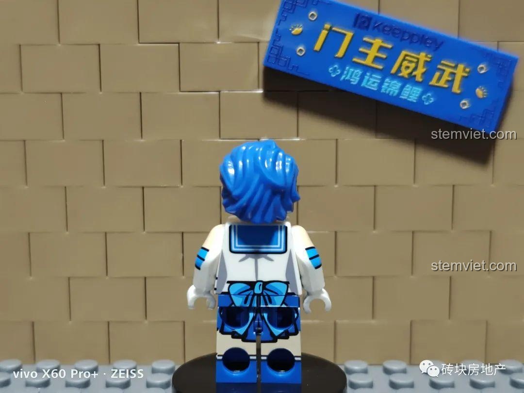Mặt sau của minifigure Thủy Thủ Sao Thủy Ami Mizuno, với chi tiết nơ xanh lớn, là một phần của bộ sưu tập Kopf KF6035.