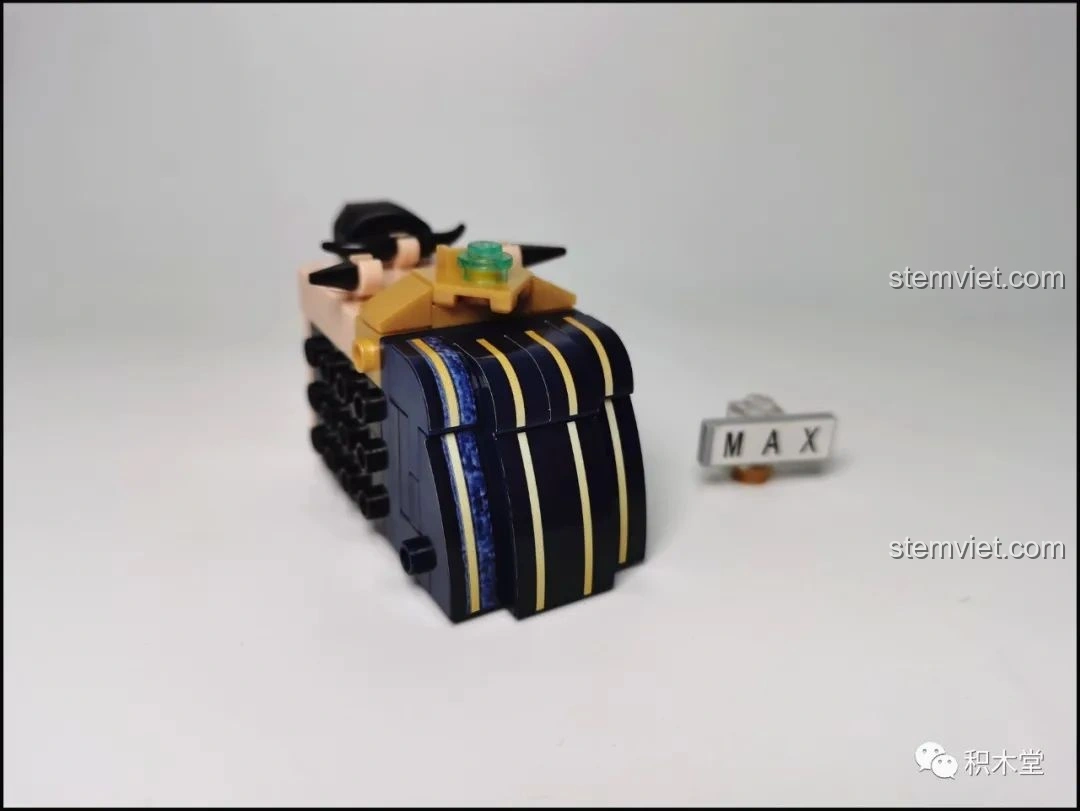 Góc nhìn từ phía sau của bộ tứ mô hình Sluban Q-Bricks Tam Quốc đã hoàn thành.