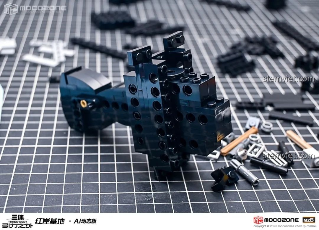 Mặt sau của mô hình Hồng Ngạn Cơ Địa (Red Coast Base) Tam Thể với các chi tiết cửa hầm.