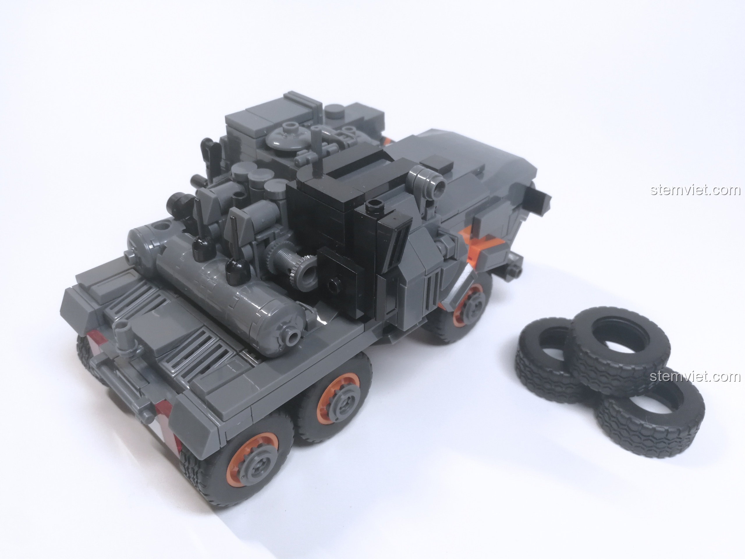 Mặt sau của đầu xe tải Sluban 0787 với các chi tiết máy móc phức tạp, thể hiện sự tinh xảo của mô hình.