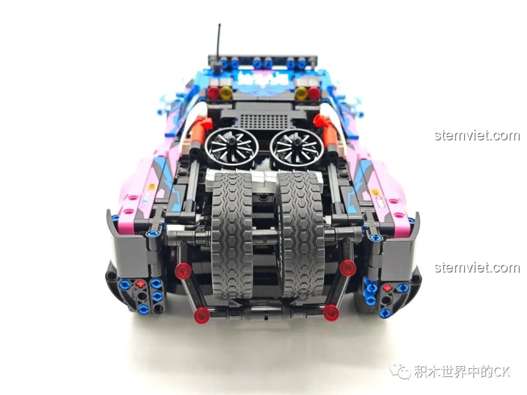 Mặt sau của xe SEMBO 715006, tập trung vào cặp bánh dự phòng và hệ thống treo sau hầm hố.