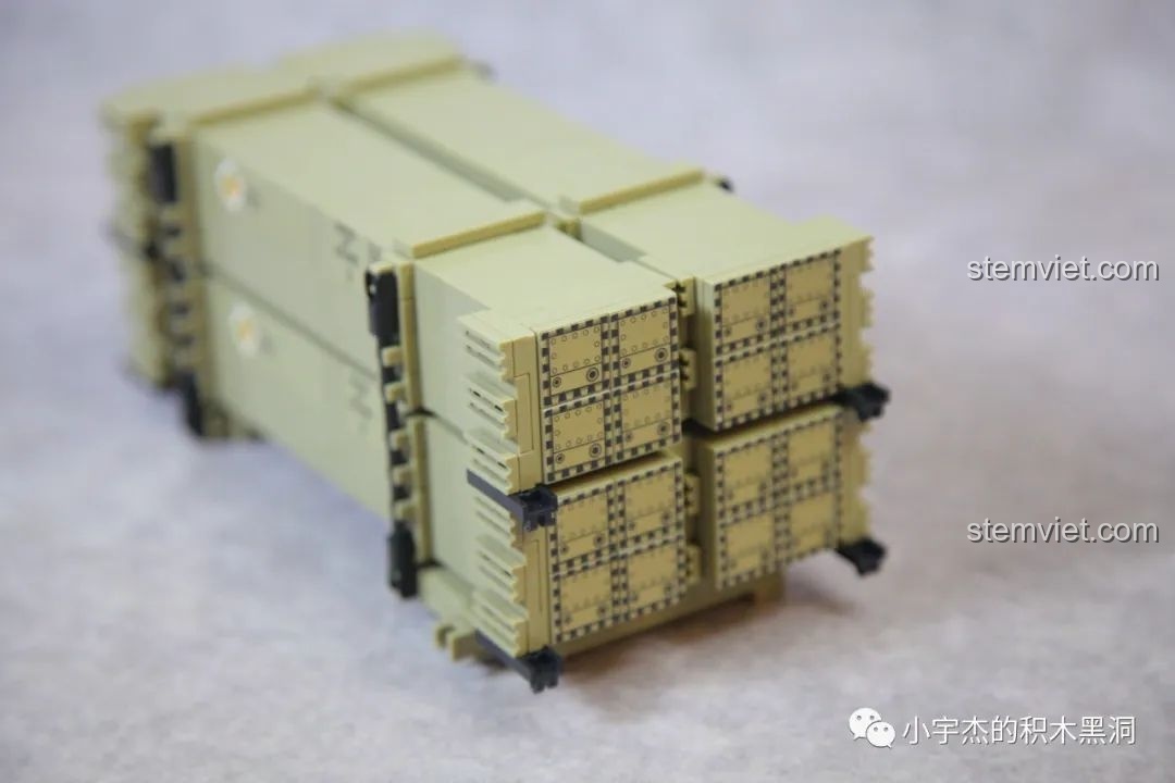 Mặt sau của cụm ống phóng tên lửa sau khi được dán sticker, tăng thêm độ chi tiết cho mô hình.