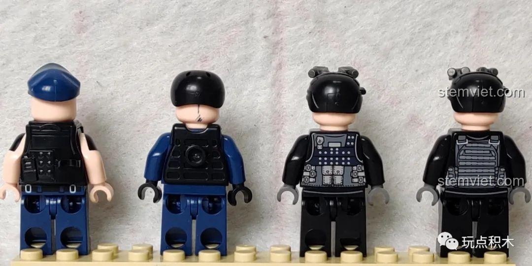 Mặt sau của bốn minifigure SWAT cho thấy các chi tiết in trên lưng áo giáp và quần.